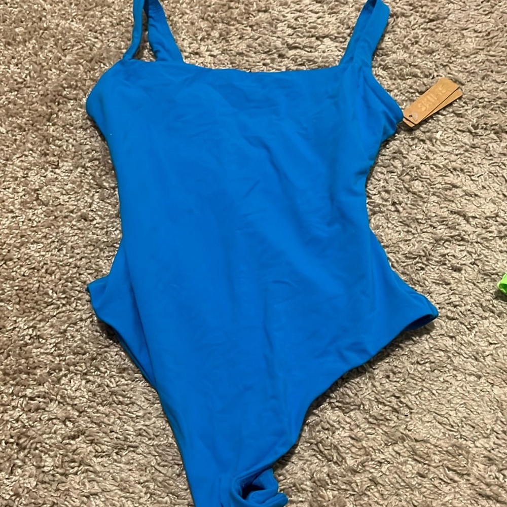 SKIMS bodysuit sleeveless never worn